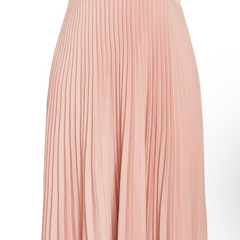 Elegant Pastel Pink Pleated Dress 🌸 - Picture 4 of 7